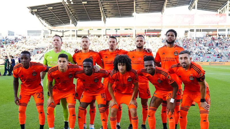 Tại Mỹ có Houston Dynamo là đội bóng mặc áo màu cam nổi tiếng