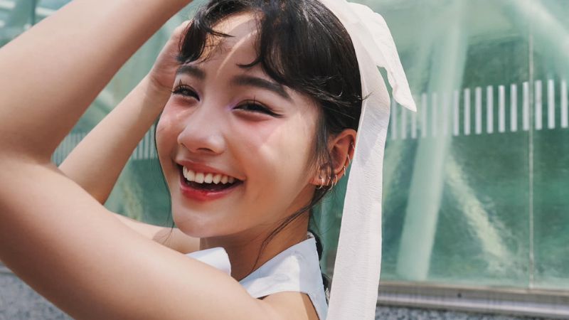 Nụ cười tươi sáng: Thần thái tự tin, duyên dáng trong từng cử chỉ