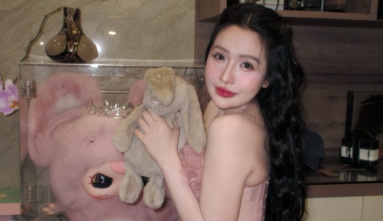 Viên Vibi Lộ Hàng Trong Loạt Trang Phục Táo Bạo Cuốn Hút Mọi Ánh Nhìn