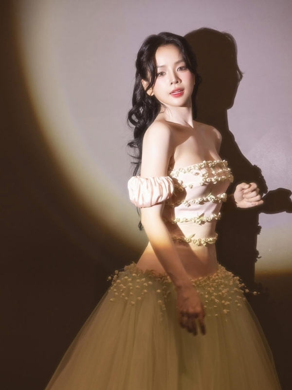 DJ Mie sexy hóa nàng công chúa cổ tích