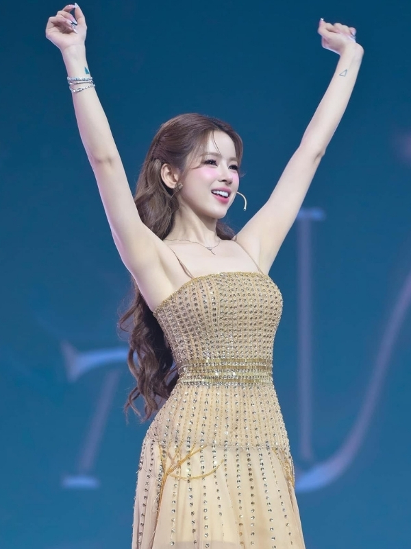 DJ Mie sexy bùng cháy sân khấu lớn