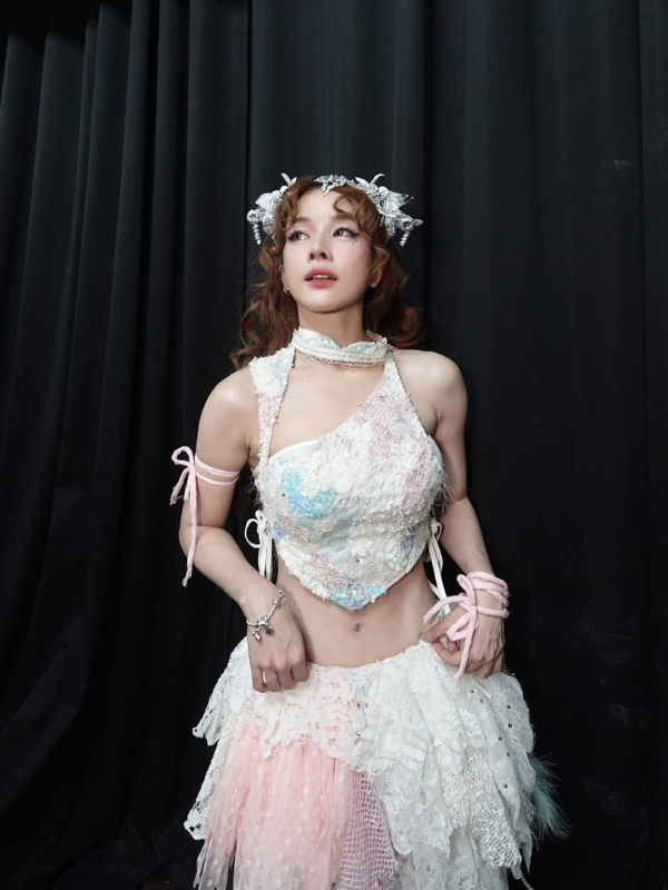 DJ Mie sexy hóa nàng thơ cổ tích
