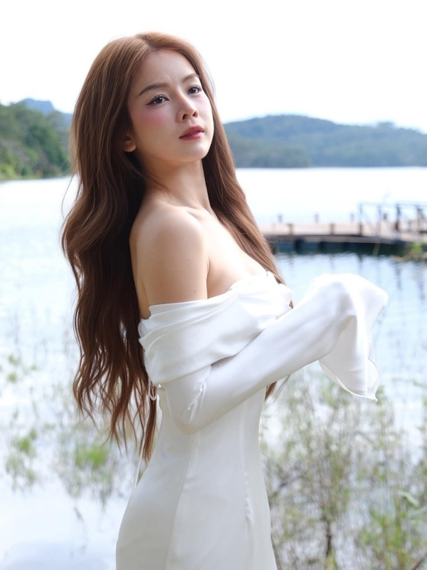DJ Mie sexy quyến rũ bên hồ nước