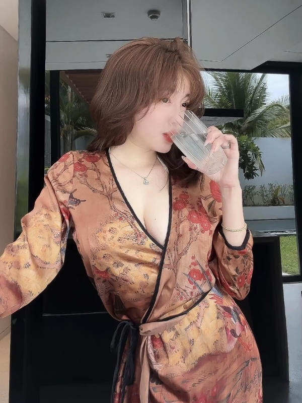 Elly Trần sexy trong robe mỏng