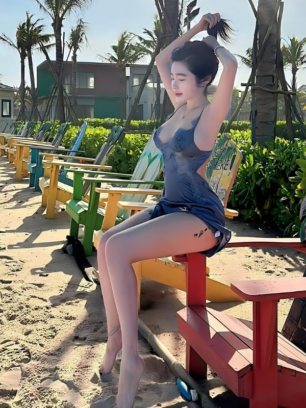Elly Trần rạng rỡ dưới nắng biển