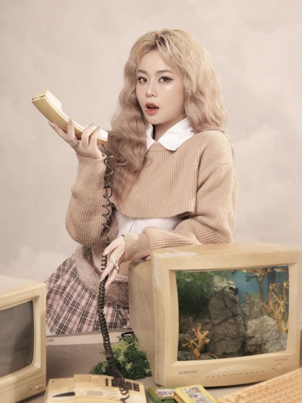 Misthy sexy ngồi đọc sách, ánh nhìn cuốn hút