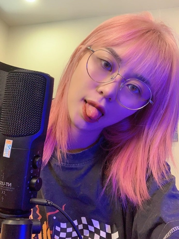 Misthy sexy tinh nghịch với tóc hồng