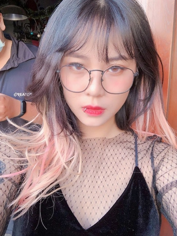 Gương mặt Misthy sexy đeo kính cuốn hút