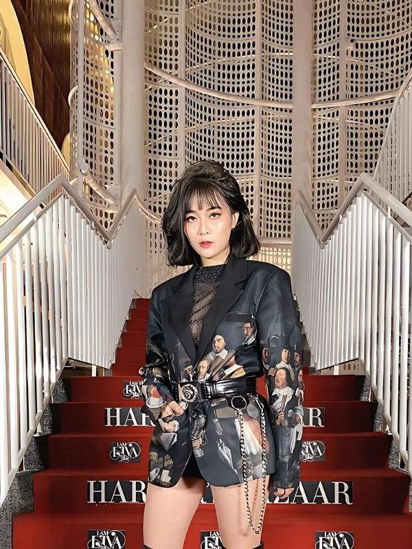 Misthy sexy sang chảnh trên cầu thang đỏ