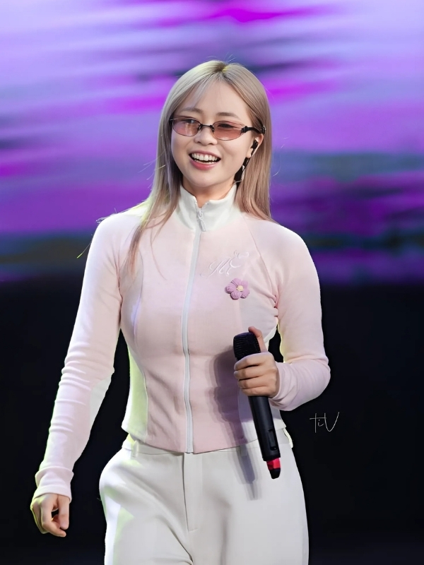 Misthy sexy nở nụ cười thân thiện