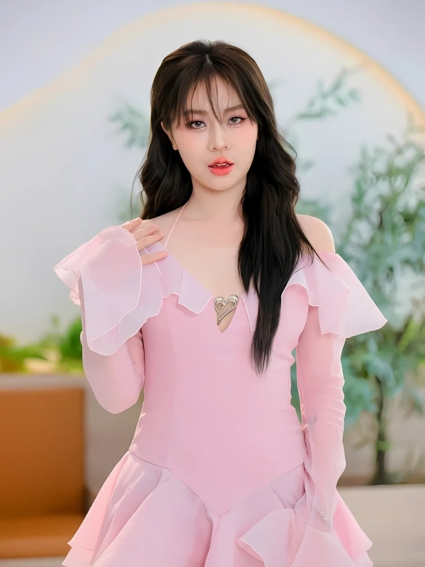 Misthy sexy trong bộ váy công chúa hồng