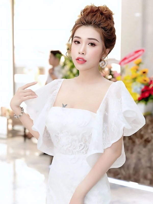Pinky Bảo Trân bikini trắng sang trọng