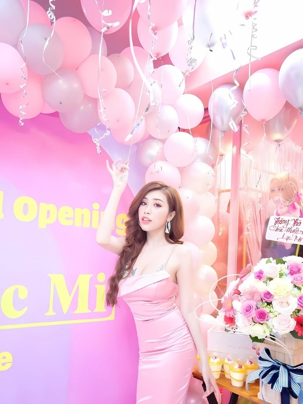 Pinky Bảo Trân bikini chào mừng khai trương