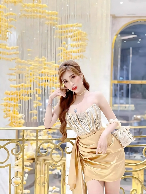 Pinky Bảo Trân bikini vàng lấp lánh ánh đèn