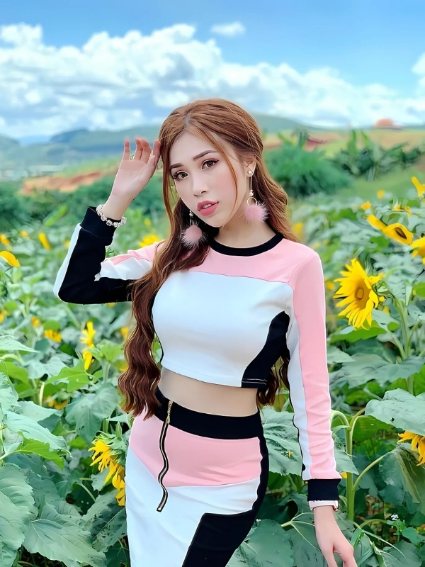 Pinky Bảo Trân bikini thể thao giữa đồng hoa