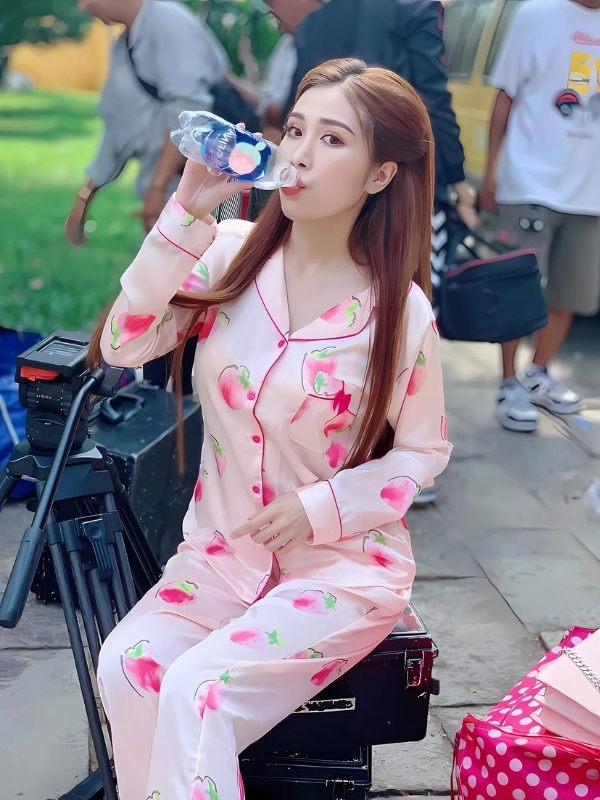 Pinky Bảo Trân bikini mặc pyjama ngoài trời