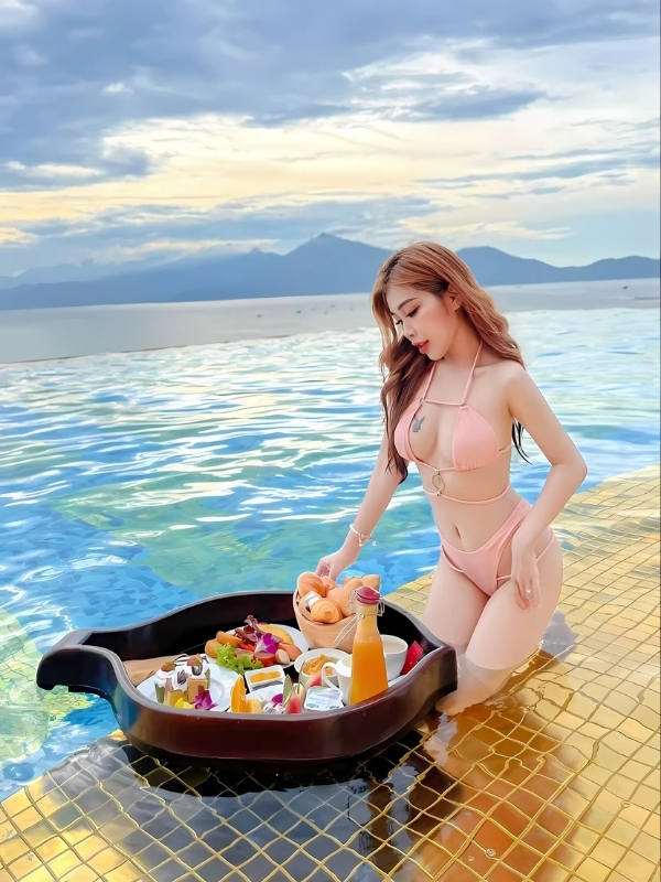 Pinky Bảo Trân bikini bên hồ bơi