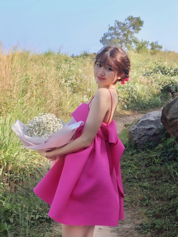 Váy hồng nổi bật giữa thiên nhiên