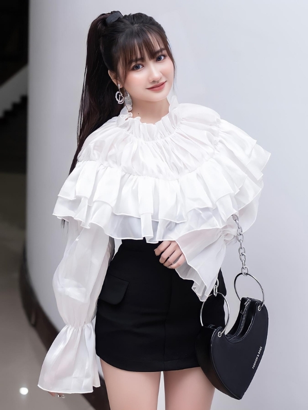 Áo bèo trắng và tóc xoăn đáng yêu