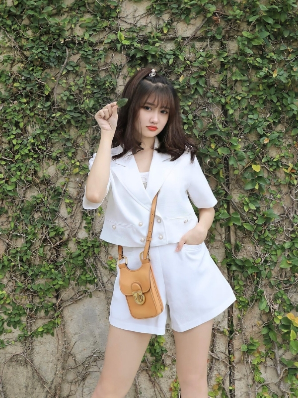 Áo trắng – nàng thơ bên tường lá