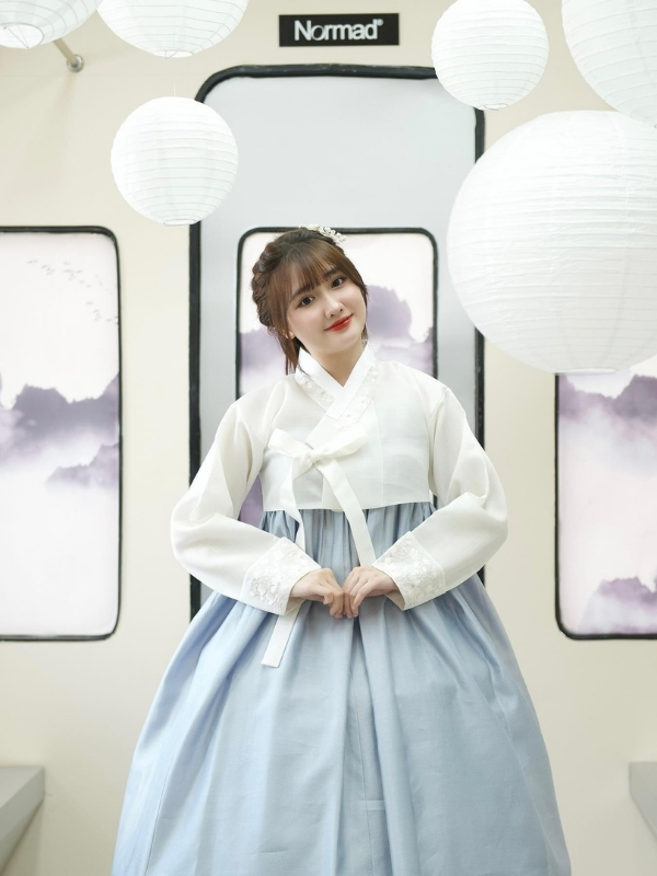 Khánh Huyền mặc hanbok nền nã