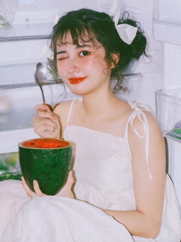 Vũ Thị Khánh Huyền ăn kem siêu yêu