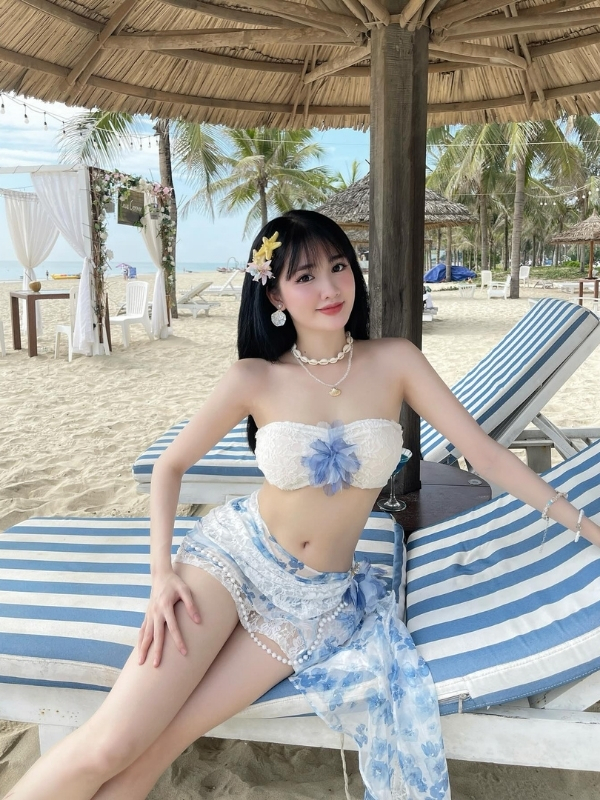 Bikini cá tính bên bờ biển xanh