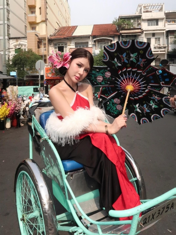 Váy đỏ kiêu kỳ trên xe xích lô