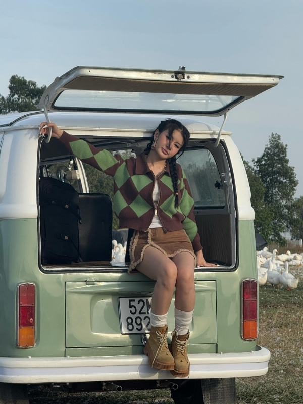 Xuân Ca với outfit du lịch bụi
