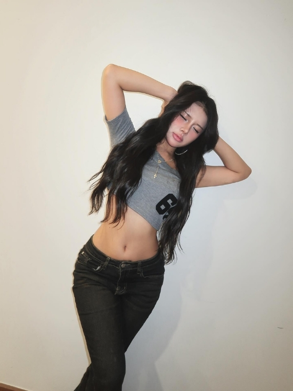 Body đỉnh với áo croptop đen sexy