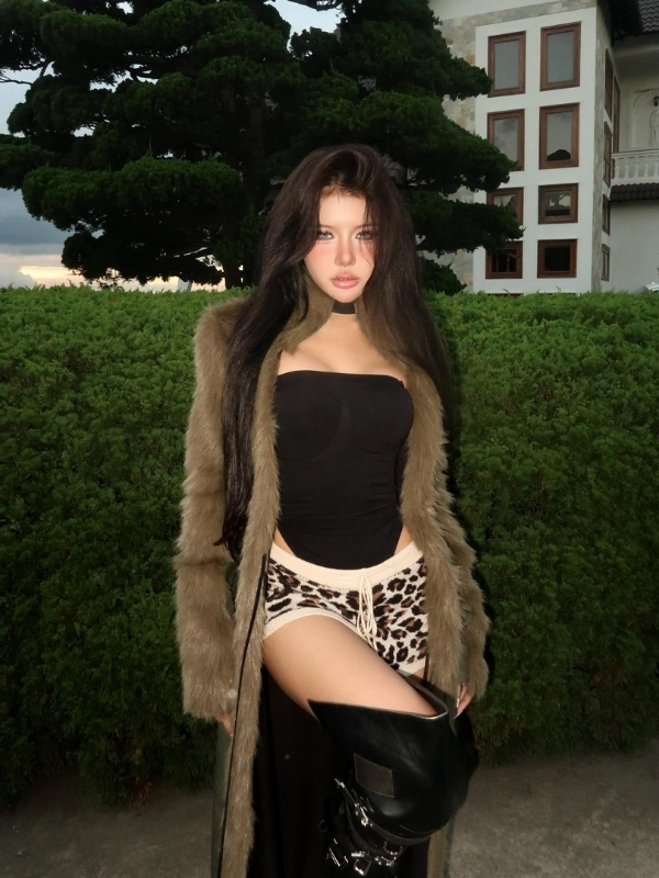 Xuân Ca diện váy da báo sexy