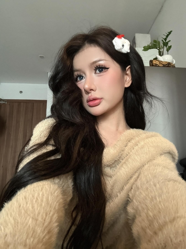 Gương mặt hút hồn trong ánh sáng dịu