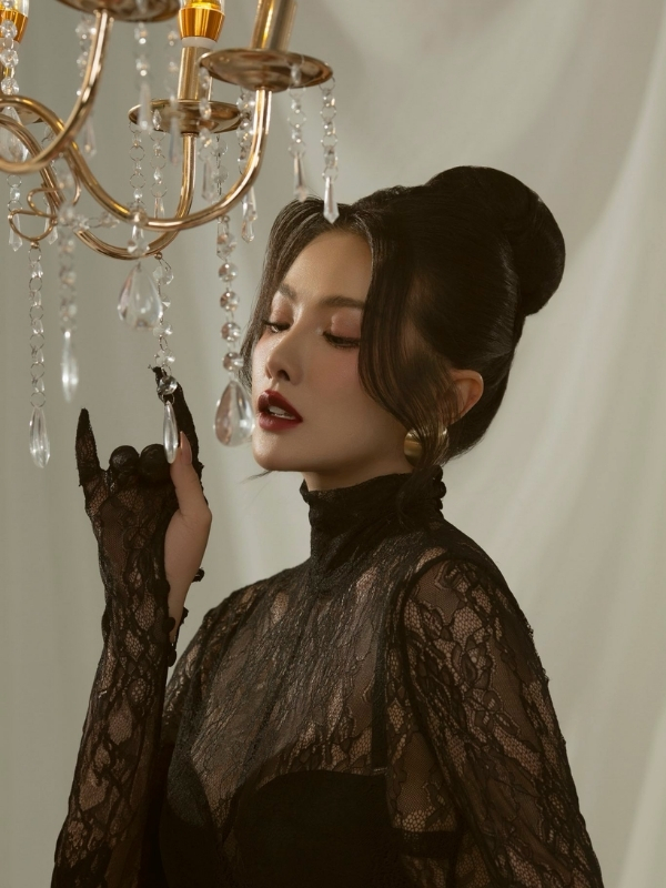 Diện ren đen huyền bí sang trọng