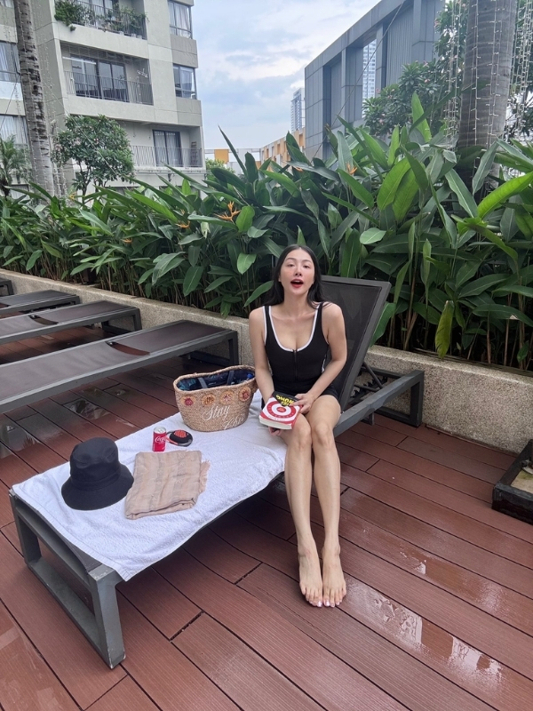 Ngồi thư giãn bên sân thượng nắng