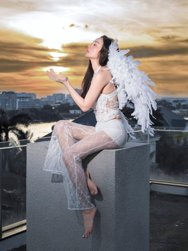 Thiên thần giữa hoàng hôn biển