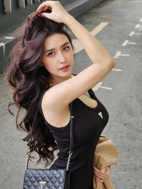 Bikini đen nổi bật trên làn da trắng