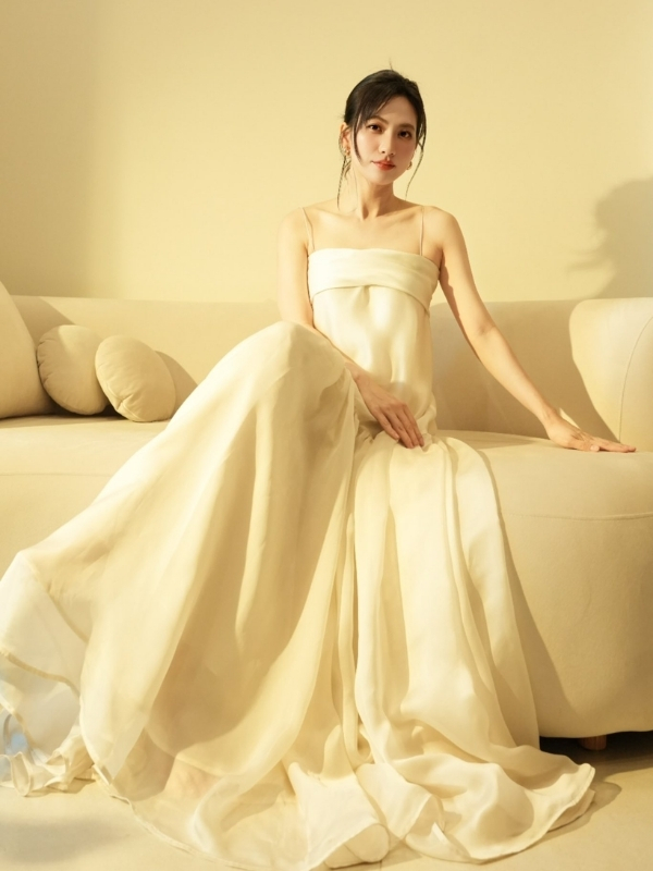 Diễn viên Phương Anh Đào trong váy trắng
