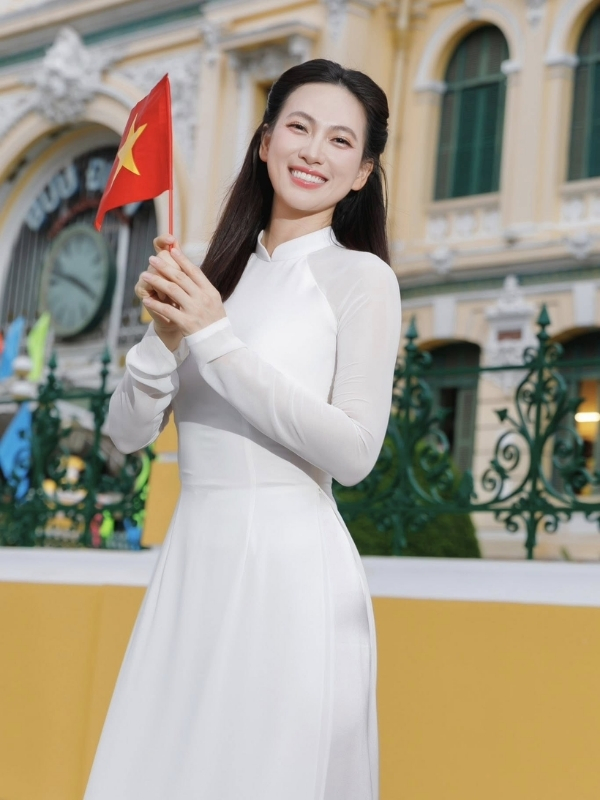 Áo dài trắng và nụ cười tươi