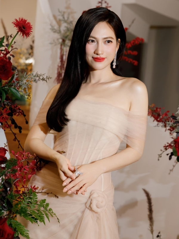 Diễn viên Phương Anh Đào dịu dàng