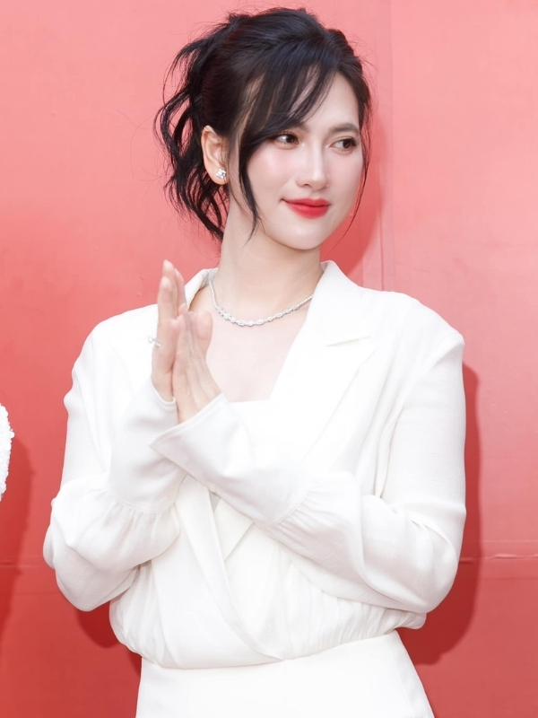 Nụ cười tỏa sáng trong bộ trắng