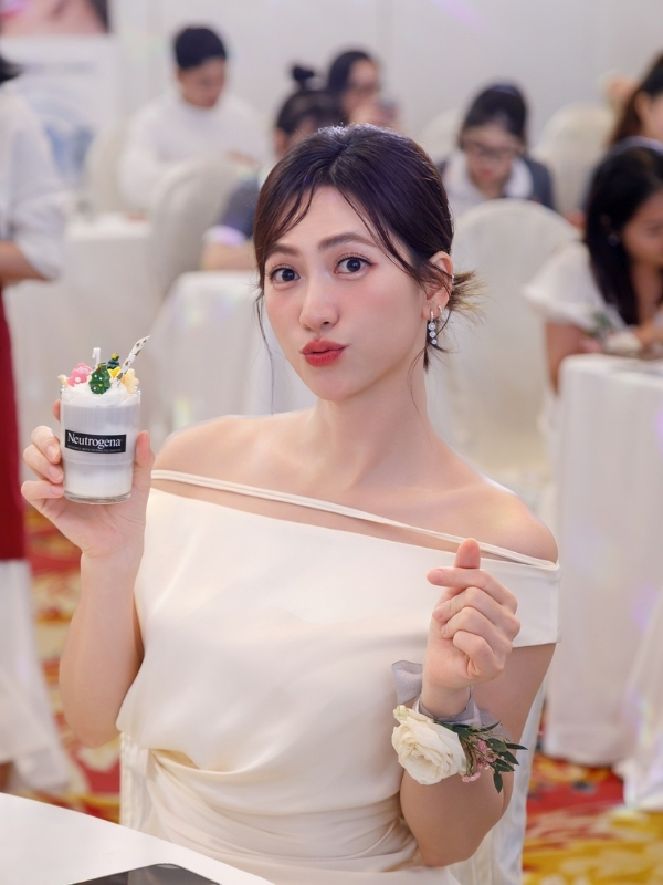 Tinh khôi rạng rỡ trong tiệc sang