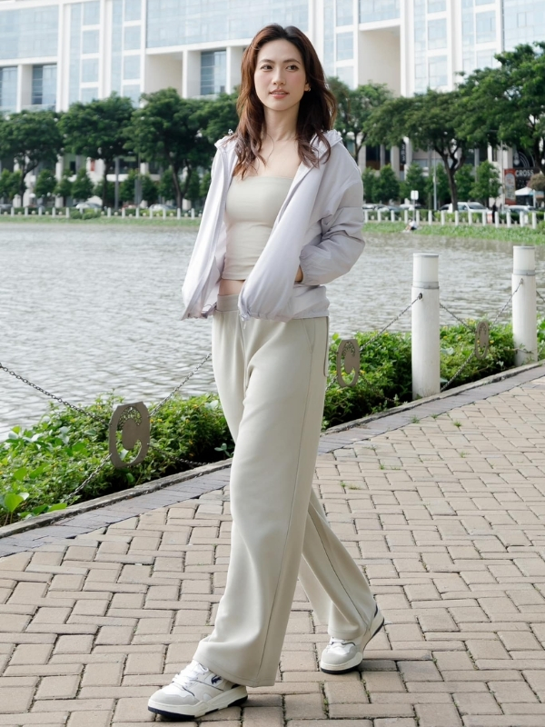 Thần thái tự tin bước đi thanh lịch