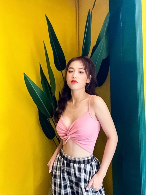 Puka tạo dáng bên tường vàng