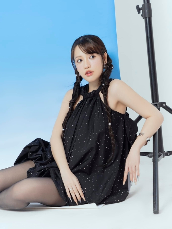 Váy đen quyến rũ trên nền sáng