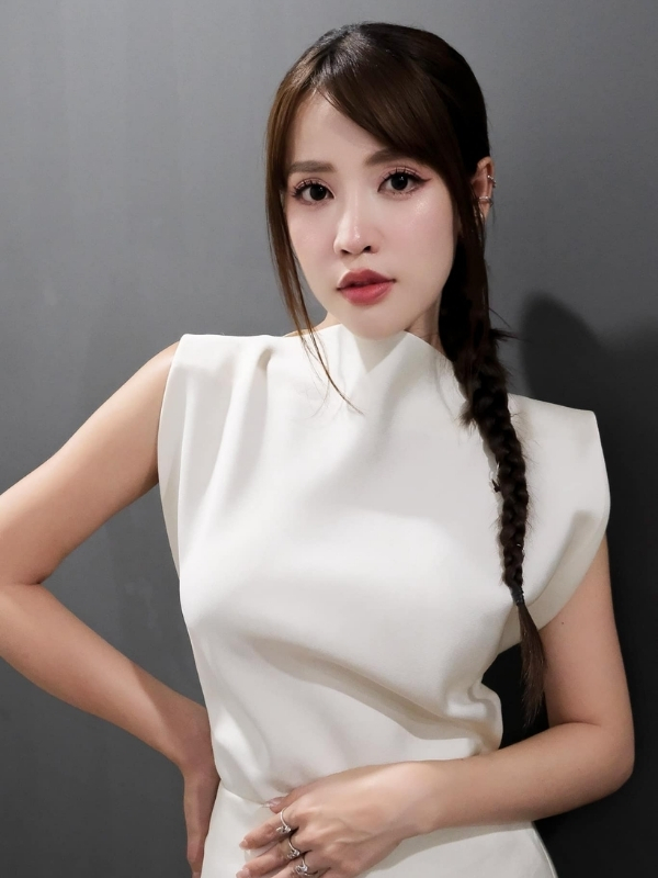 Gương mặt đẹp sắc nét