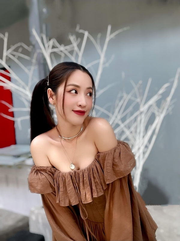 Puka diện váy nâu quyến rũ