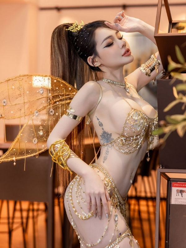Ngân 98 sexy mặc bikini như nữ thần