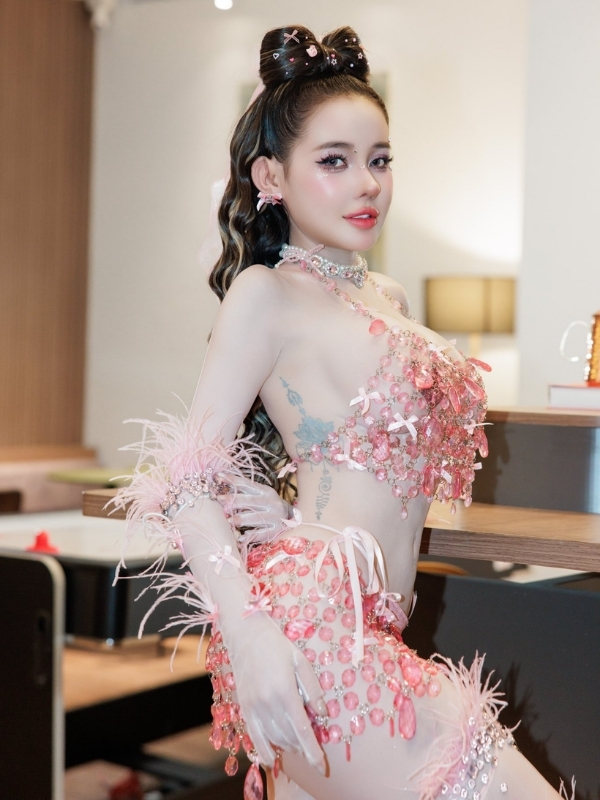 Gợi cảm nổi bật như nàng thơ lấp lánh