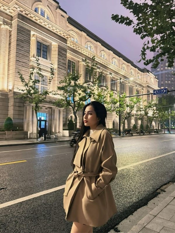 Thả dáng giữa phố cổ về đêm