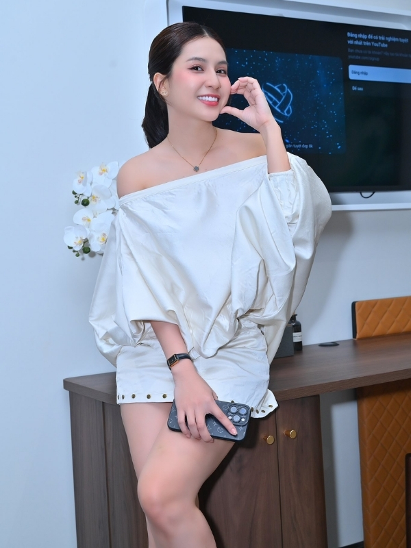 Thiên An tỏa sáng với váy trắng